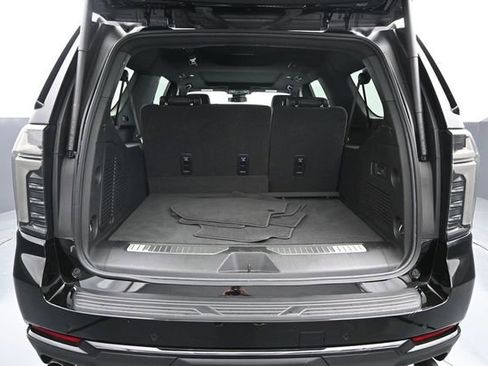 Used 2025 Chevrolet Suburban RST w/ Comfort Package AWD/4WD image 9
