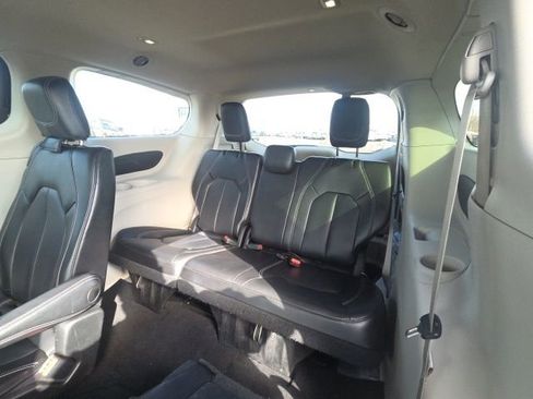 Used 2023 Chrysler Pacifica Touring-L image 19