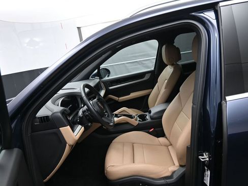 Used 2025 Porsche Cayenne AWD/4WD image 5