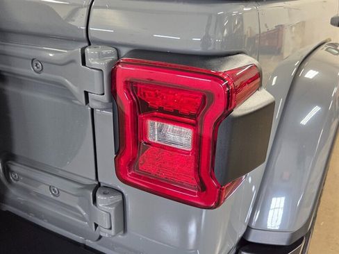 Used 2022 Jeep Wrangler Unlimited Sahara w/ LED Lighting Group AWD/4WD image 13