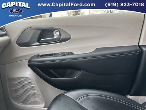 Used 2024 Chrysler Pacifica Touring-L image 27