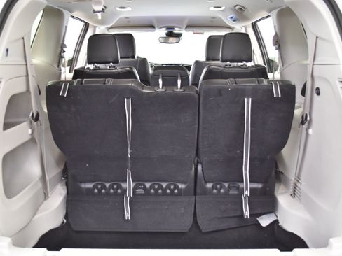 Used 2024 Chrysler Pacifica Touring-L image 8