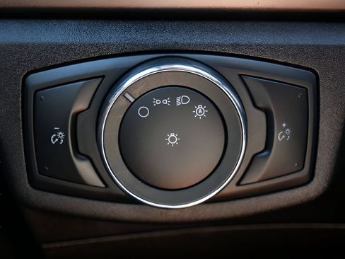 Used 2019 Ford Fusion SE FWD image 17