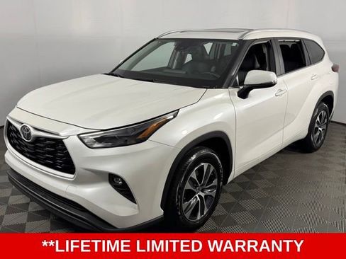 Used 2025 Toyota Highlander XLE FWD image 3
