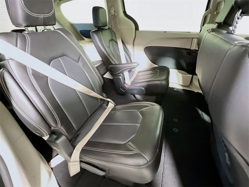 Used 2023 Chrysler Pacifica Touring-L image 25