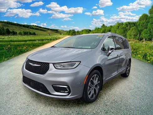 Used 2021 Chrysler Pacifica Limited w/ Premium & Safety Sphere Group AWD/4WD image 3