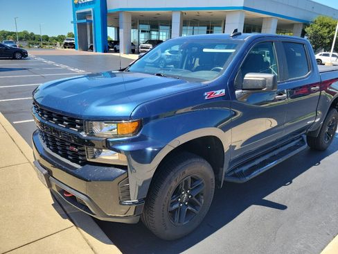 Used 2019 Chevrolet Silverado 1500 Custom Trail Boss w/ Custom Convenience Package AWD/4WD image 2