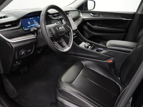Used 2024 Jeep Grand Cherokee Limited w/ Black Appearance Package AWD/4WD image 18