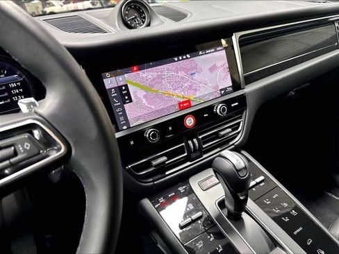 Used 2025 Porsche Macan AWD/4WD image 18