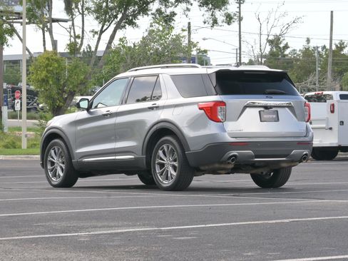 Used 2022 Ford Explorer Limited AWD/4WD image 3