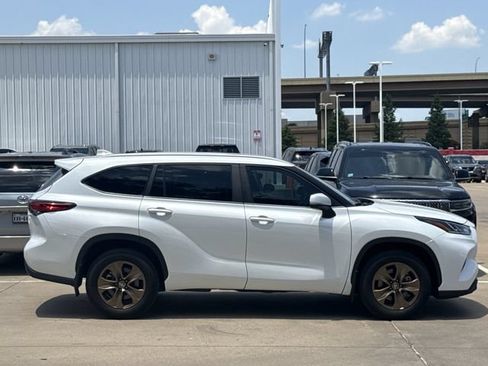 Used 2023 Toyota Highlander Bronze Edition FWD image 3