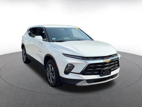 Used 2025 Chevrolet Blazer LT FWD image 2