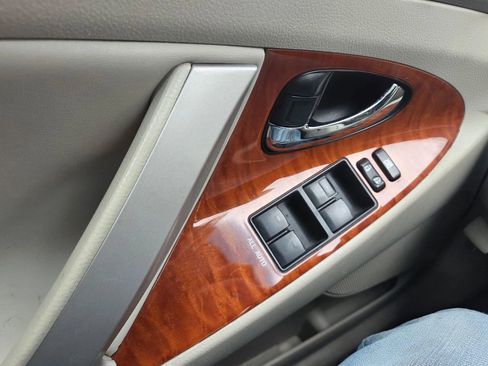 Used 2011 Toyota Camry XLE image 21