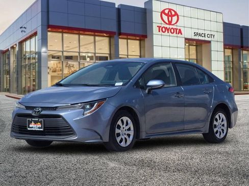 Used 2023 Toyota Corolla LE FWD image 2