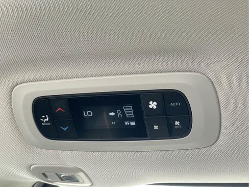 Used 2023 Chrysler Pacifica Limited FWD image 17