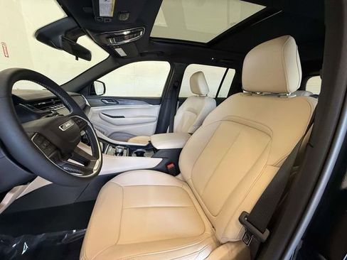 Used 2025 Jeep Grand Cherokee Limited AWD/4WD image 2