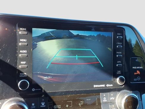 Used 2021 Toyota Highlander XLE image 19