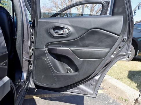 Used 2019 Jeep Cherokee Limited image 36