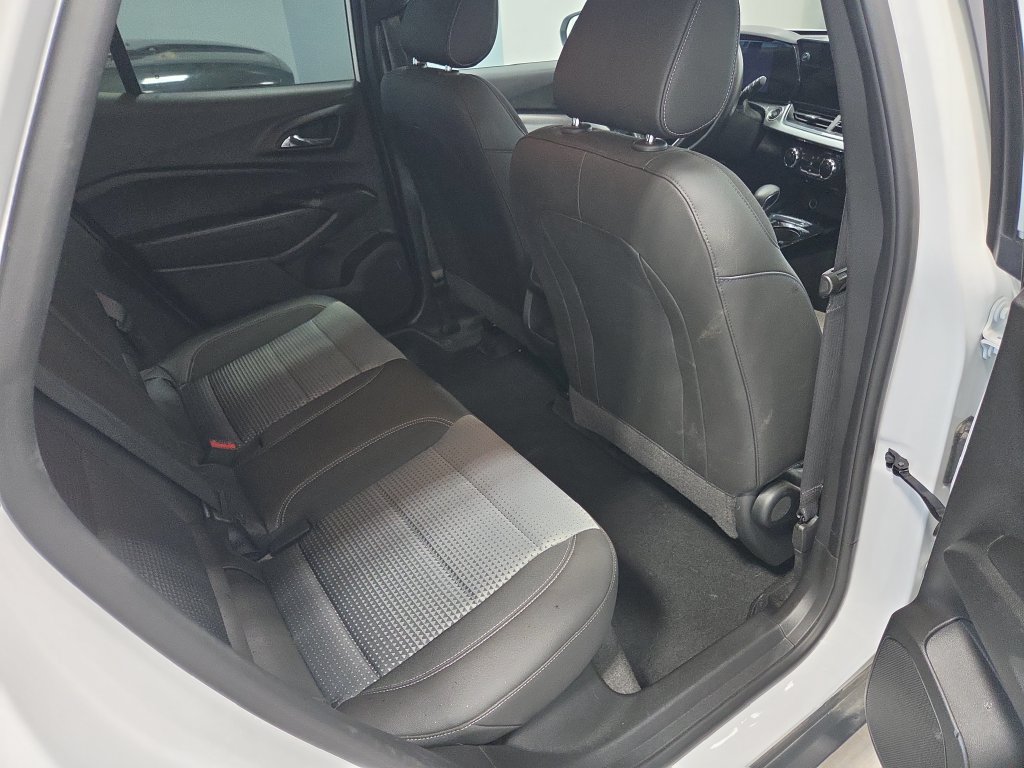 Used 2025 Chevrolet Trax LT w/ LT Convenience Package FWD image 12