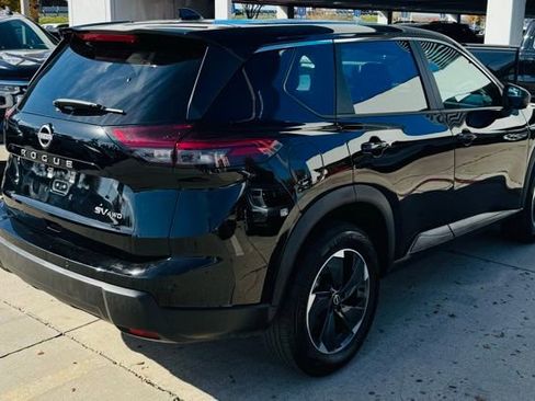 Used 2024 Nissan Rogue SV image 2