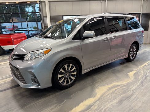 Used 2020 Toyota Sienna XLE Premium AWD/4WD image 41