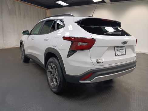 New 2026 Chevrolet Trax LT w/ Sunroof Package FWD image 3