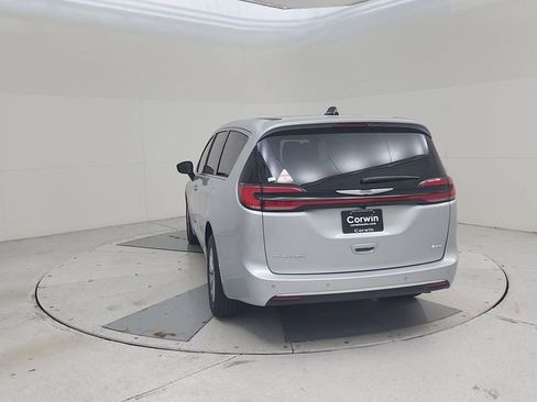 New 2026 Chrysler Pacifica Select image 12