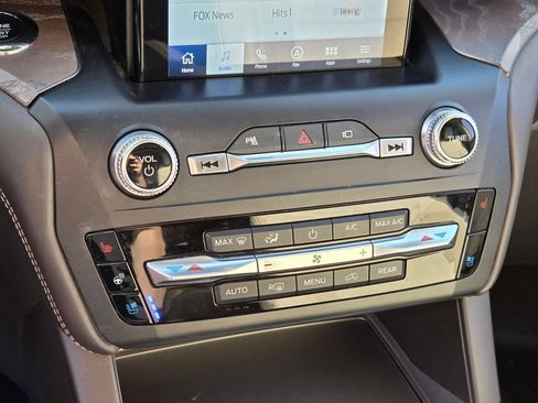 Used 2020 Ford Explorer Platinum w/ Premium Technology Package AWD/4WD image 23