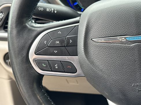 Used 2021 Chrysler Pacifica Touring-L FWD image 19