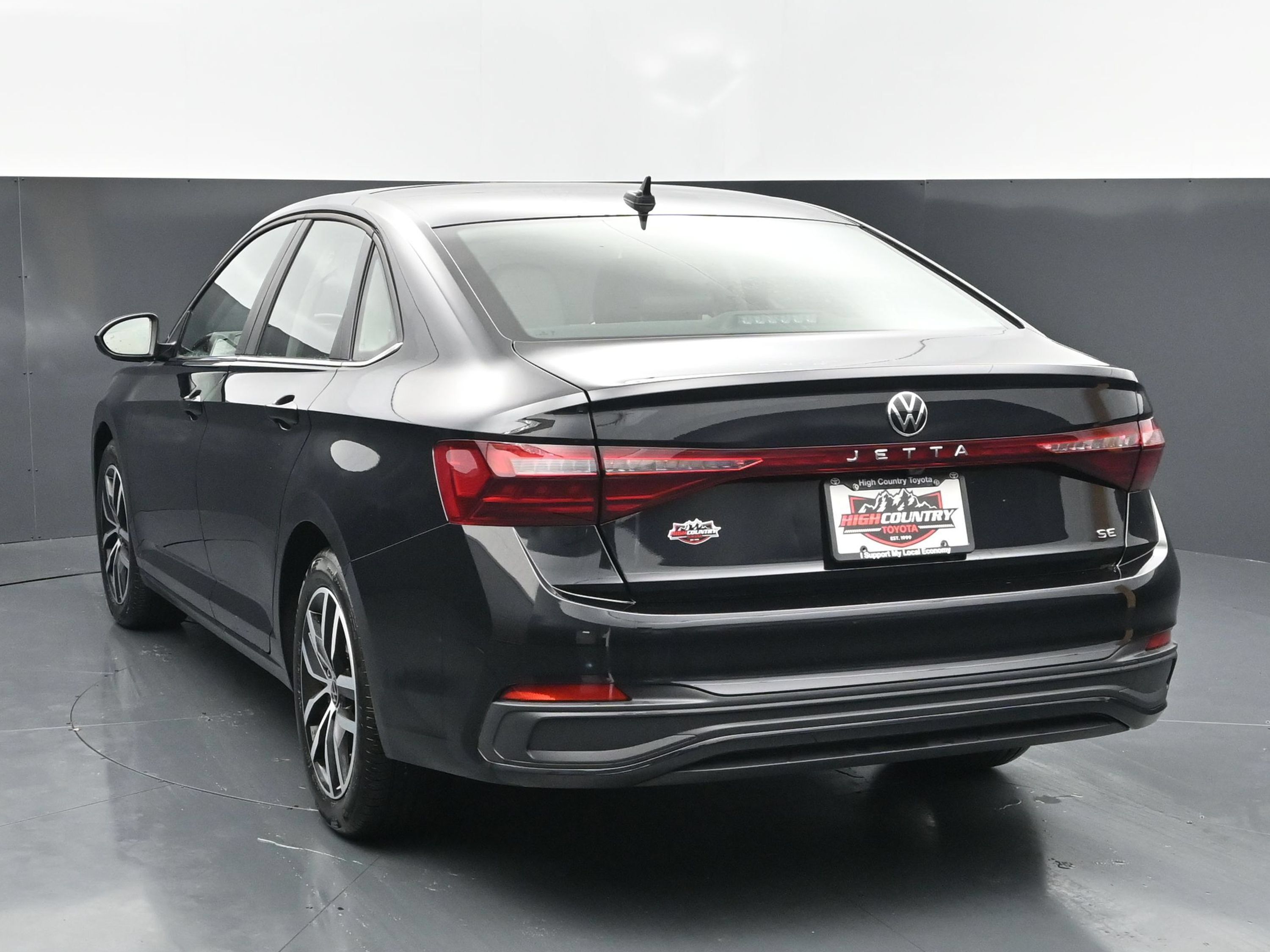 Used 2026 Volkswagen Jetta SE FWD image 4