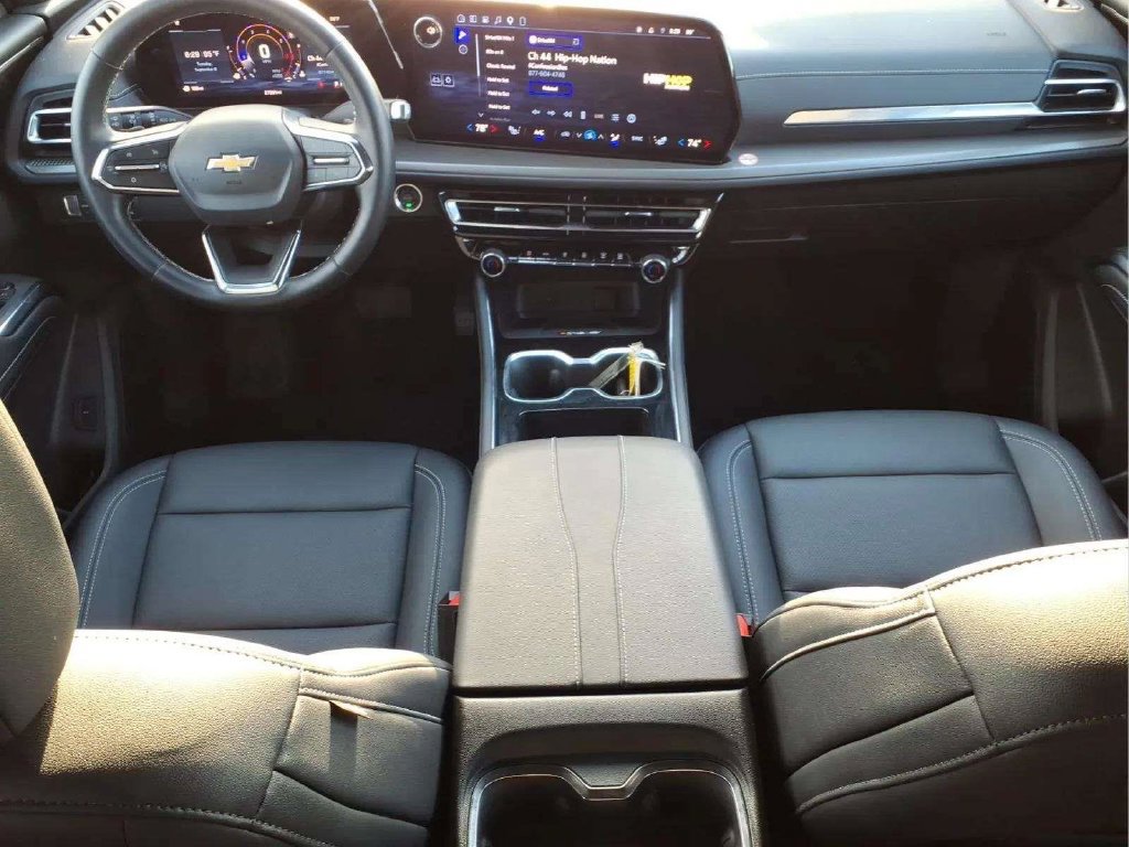 Used 2026 Chevrolet Traverse LT FWD image 9