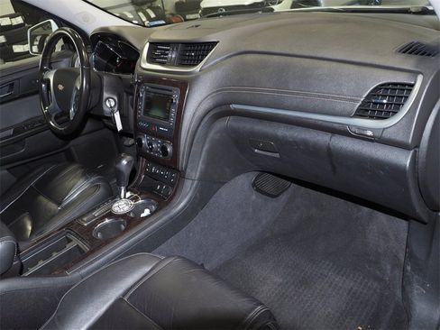 Used 2017 Chevrolet Traverse LT image 18