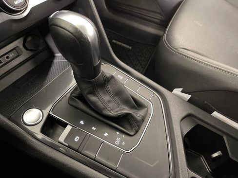 Used 2020 Volkswagen Tiguan SE w/ Panoramic Sunroof Package image 24