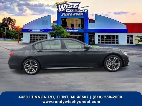 Used 2017 BMW 750i xDrive image 10