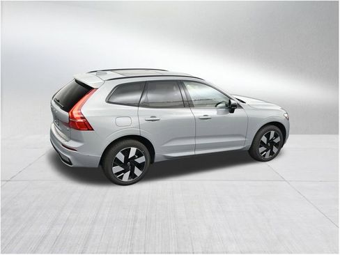 New 2025 Volvo XC60 T8 Plus w/ Protection Package Premier AWD/4WD image 18