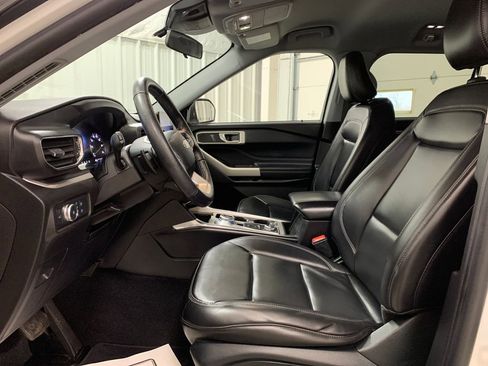 Used 2021 Ford Explorer XLT w/ Equipment Group 202A image 4