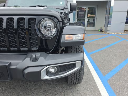Used 2023 Jeep Gladiator Sport AWD/4WD image 10