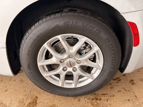 Used 2023 Chrysler Pacifica Touring image 38