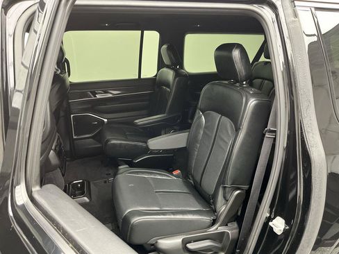 Used 2024 Jeep Wagoneer L Series II AWD/4WD image 12