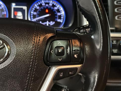 Used 2019 Toyota Highlander XLE AWD/4WD image 13