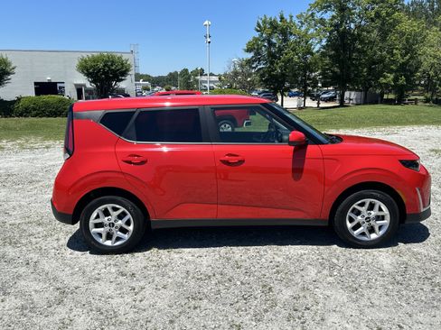 Used 2024 Kia Soul LX w/ Option Group 015 FWD image 4
