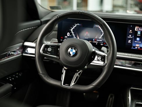 Used 2025 BMW 740i w/ Premium Package image 28