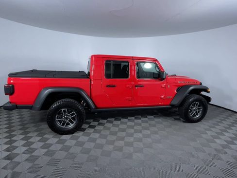 Used 2025 Jeep Gladiator Mojave w/ Convenience Group AWD/4WD image 9