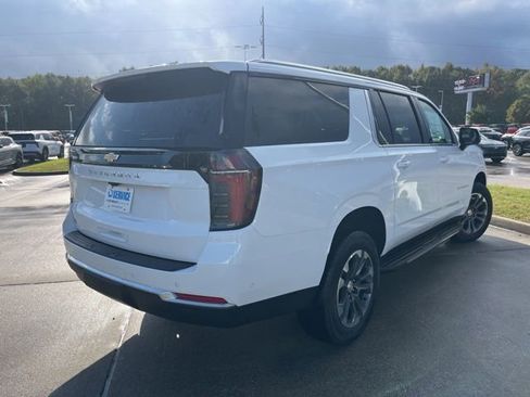 New 2026 Chevrolet Suburban LS image 8