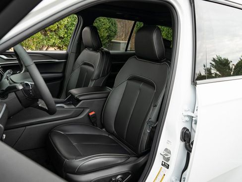 New 2025 Jeep Grand Cherokee Limited w/ Black Appearance Package image 14