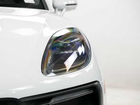 Certified 2025 Porsche Macan AWD/4WD image 7