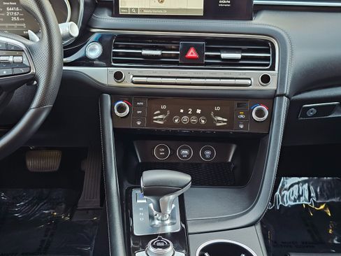 Used 2025 Genesis G70 2.5T image 27