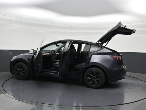 Used 2024 Tesla Model Y Long Range AWD/4WD image 33