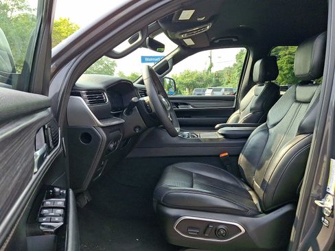 Certified 2024 Jeep Wagoneer L Series II w/ Flexible Seating Group AWD/4WD image 17