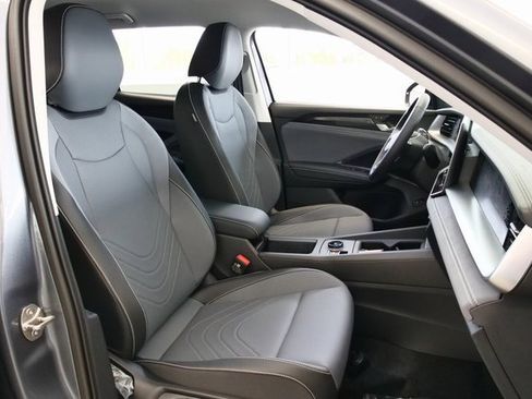 New 2026 Volkswagen Tiguan SE image 16